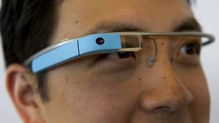 Un employ&eacute; de Google porte les lunettes connect&eacute;es de la firme, lors de leur pr&eacute;sentation au public, le 27 juin 2012 &agrave; San Francisco.&nbsp; (DAVID PAUL MORRIS / BLOOMBERG / GETTY IMAGES)