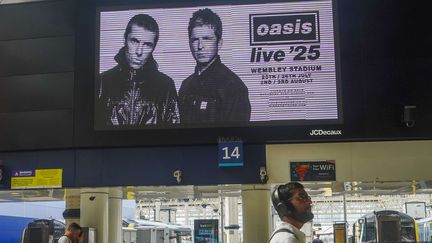 Un panneau d'affichage numérique à la gare de Waterloo mettant en vedette les frères Liam et Noel Gallagher, alors que le groupe de Manchester Oasis a annoncé qu'il se reformerait pour une série de concerts en 2025, Londres, Royaume-Uni, le 28 août 2024. (AMER GHAZZAL/SHUTTERSTOCK/SIPA / SIPA)