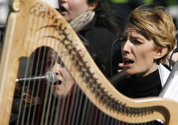 Sonsoles Espinosa, la femme de l'ancien chef du gouvernement espagnol Jose Luis Rodriguez Zapatero, chante &agrave; Madrid (Espagne) lors d'une c&eacute;r&eacute;monie en hommage aux victimes des attentats de 2004, le 11 mars 2008. (MIGUEL RIOPA / AFP)