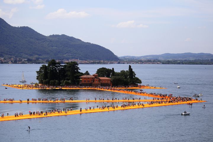 "Les jetées flottantes" &nbsp;par Christo en&nbsp;Italie, en juin 2016 (MARCO BERTORELLO / AFP)