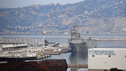 Des malades du Covid-19 débarquent du porte-hélicoptère "Tonnerre", le 23 mars 2020 à Marseille (Bouches-du-Rhône). (GERARD JULIEN / AFP)