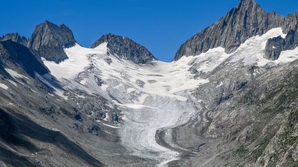 Un glacier dans les Alpes Suisse, le 12 juillet 2022. (PETER ZAY / ANADOLU AGENCY / AFP)