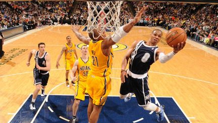 Westbrook à l'attaque du panier malgré la défense de West