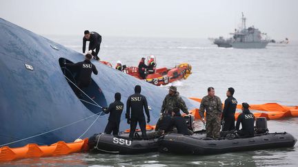 Des sauveteurs tentent de p&eacute;n&eacute;trer dans l'&eacute;pave du ferry nord-cor&eacute;en, au large de Jindo, le 17 avril 2014. ( AP / SIPA )