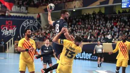 L'arrière droit du PSG Handball Nedim Remili lors d'un match de Ligue des champions contre le FC Barcelone Handball, à Paris, le 9 décembre 2021. (MAXPPP)