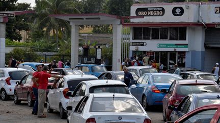 File d'attente devant une station-service à La Havane le 19 septembre 2019 (YAMIL LAGE / AFP)