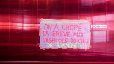 Une banderole déployée au CHU de Nantes (Loire-Atlantique), vendredi 3 mai 2019.&nbsp; (JEREMIE LUSSEAU / HANS LUCAS / AFP)