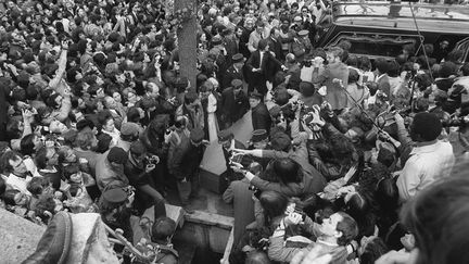 La foule aux&nbsp;funérailles de l'écrivain et philosophe Jean-Paul Sartre, au cimetière du Montparnasse, le 19 avril 1980. (GEORGES BENDRIHEM / AFP)