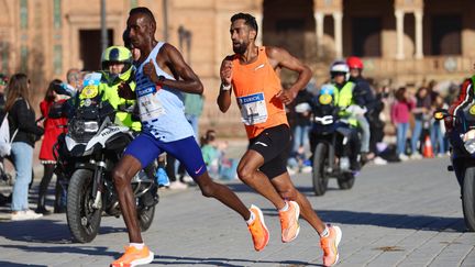 Le fondeur français Morhad Amdouni, en orange, durant le marathon de Séville (Espagne), le 18 février 2024. (STADION-ACTU / MAXPPP)