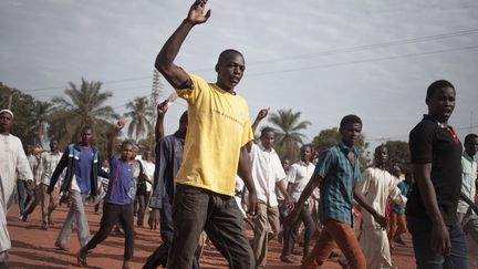 Les habitants du PK5, le quartier musulman et poumon économique de la capitale centrafricaine, manifestent devant le siège de la Minusca, la mission de maintien de la paix de l'ONU en République centrafricaine, à Bangui. Là, ils ont déposé 17 cadavres des victimes des affrontements, selon l'AFP. La veille, des affrontements ont eu lieu entre une patrouille composée de Casques bleus et de soldats centrafricains, et des milices d'«auto-défense» auto-proclamées dans ce quartier. Un Casque bleu a été tué, huit autres blessés, et une centaine de personnes ont été blessées durant ces échanges de tirs. (FLORENT VERGNES / AFP)