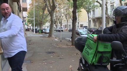 Uber Eats : les livreurs dénoncent une diminution de leurs revenus (France 2)