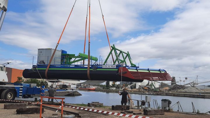 Cela fait dix ans que les ingénieurs de la start-up française EEL Energy travaillent sur la barge de huit mètres de large, seize de long, équipée en dessous d'une large membrane de plastique. (MATHILDE IMBERTY / RADIOFRANCE)