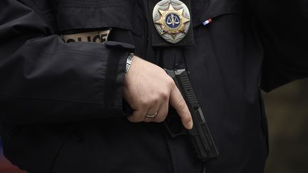 Un policier a dégainé rue de la Goutte d'Or à Paris le 7 janvier 2016. (LIONEL BONAVENTURE / AFP)