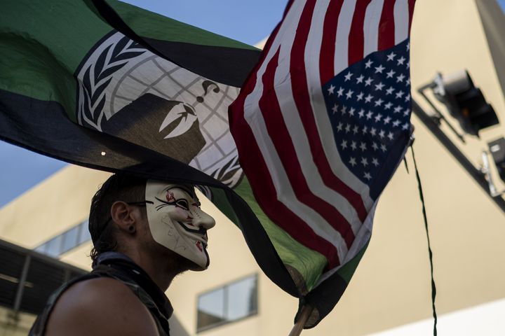 Un manifestant portant un masque de Guy Fawkes, le 31 mai 2020 à Miami (Floride). (RICARDO ARDUENGO / AFP)