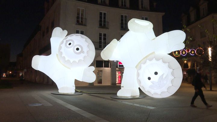 Sculptures gonflables géantes des Anooki, installées dans Blois pour les fêtes (France 3 Orléans)