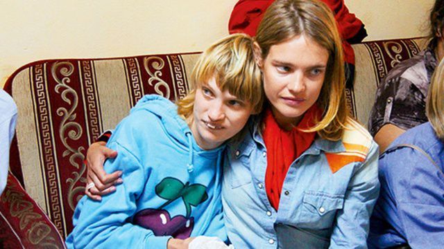 Natalia Vodianova et sa soeur autiste, Oksana (Starlife.ru)