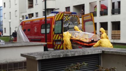 A Puteaux (Hauts-de-Seine), devant le domicile de l'infirmi&egrave;re avant son transfert pour l'h&ocirc;pital, le 16 octobre 2014. ( FRANCE 2 / FRANCE TV INFO )