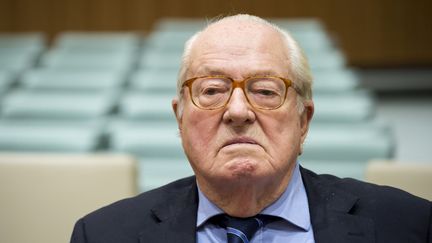 Jean-Marie Le Pen attend avant de comparaître devant la Cour de Justice de l'Union européenne, le 23 novembre 2017. (JOHN THYS / AFP)