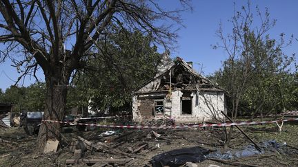 Une maison endommagée par une frappe russe dans la région de Zaporijjia (Ukraine), le 26 août 2024. (KATERYNA KLOCHKO / EPA-EFE / MAXPPP)