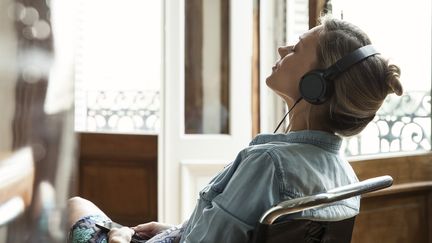 Franceinfo vous propose de trouver votre podcast idéal dans un moteur de recherche. (SIGRID OLSSON / ALTOPRESS / AFP)