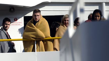 Quelques heures apr&egrave;s le naufrage, les passagers du "Concordia" arrivent au port italien de Santo Stefano, le 14 janvier 2012. (FILIPPO MONTEFORTE / AFP)