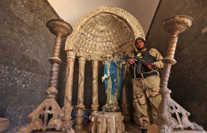 A l'intérieur du monastère syriaque catholique de Mar Behnam en Irak, la statue de la Madone décapitée.
 (SAFIN HAMED / AFP)