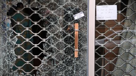 Une vitrine cassée en marge d'une manifestation à Paris, le 17 mars 2023. (BERTRAND GUAY / AFP)