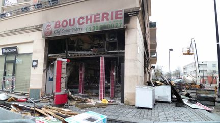 Une boucherie halal &agrave; Elancourt (Yvelines) apr&egrave;s une explosion dans la nuit du 12 au 13 mars 2012. (MARJORIE BOYET / AFP)