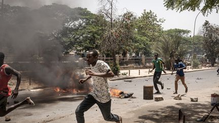 Des manifestants courent, lors de heurts à Dhakar  (Sénégal), le 1er juin 2023. (ANNIKA HAMMERSCHLAG / ANADOLU AGENCY / AFP)