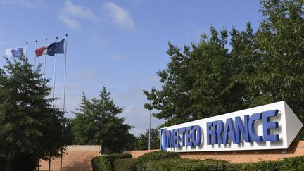 Le logo du service météorologique national français Meteo France est affiché à l'entrée du centre à Toulouse, le 11 août 2017. (PASCAL PAVANI / AFP)