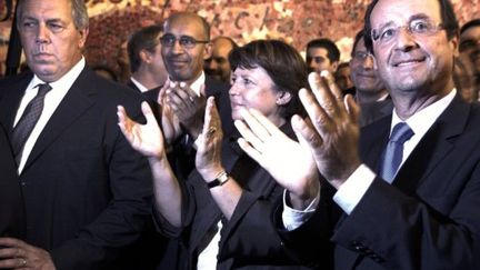 François Hollande et Martine Aubry applaudissent le discours de Jean Pierre Bel, le 25 -11-2011 au Sénat. (THOMAS SAMSON)