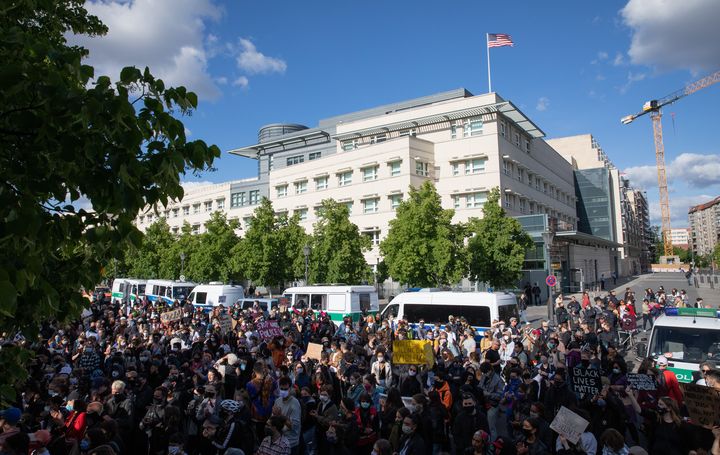 Des manifestants se tiennent devant l'ambassade des États-Unis à Berlin (Allemagne)&nbsp;le 30 mai 2020, après le meurtre de l'Afro-Américain George Floyd.&nbsp; (CHRISTOPH SOEDER / DPA / AFP)