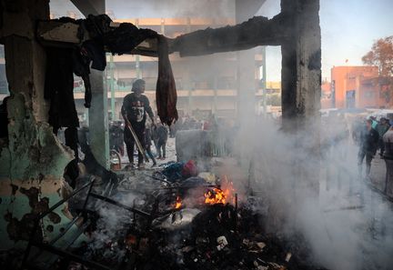 Un incendie suite à une frappe israélienne qui a touché une école gérée par l'ONU où des gens s'étaient réfugiés, dans le camp de réfugiés de Nusseirat, dans le centre de la bande de Gaza, le 20 novembre 2024. (EYAD BABA / AFP)