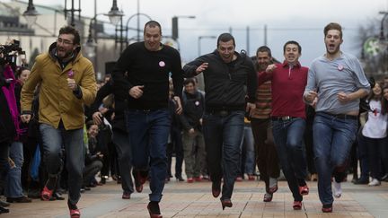 Des hommes font la course en talons hauts, &agrave; l'occasion de la&nbsp;la Journ&eacute;e internationale des droits des femmes, samedi 8 mars 2014, &agrave; Sofia, en Bulgarie. (STONYAN NENOV / REUTERS)