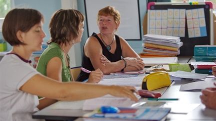 Des professeurs préparent leurs cours dans une école primaire à Saint-Jans-Cappel, le 01 septembre 2009. (AFP - Philippe Huguen)