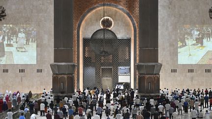 Des musulmans font leurs prières la première nuit du ramadan à la Grande mosquée Istiqlal de Jakarta, le 12 avril 2021. (ADEK BERRY / AFP)