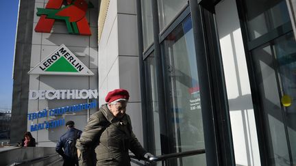 Un magasin Auchan à Moscou (Russie), le 24 mars 2022.&nbsp; (NATALIA KOLESNIKOVA / AFP)