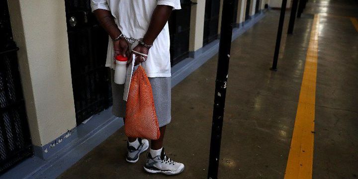 Un détenu menotté dans le quartier de la mort de la prison d'Etat de San Quentin, le 15 août 2016, en Californie.  (Justin Sullivan/Getty Images/AFP )