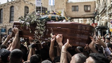 La foule a été matraquée par la police israélienne au moment de la sortie du cercueil de l'hôpital Saint-Joseph de Jérusalem. (ILIA YEFIMOVICH / DPA)