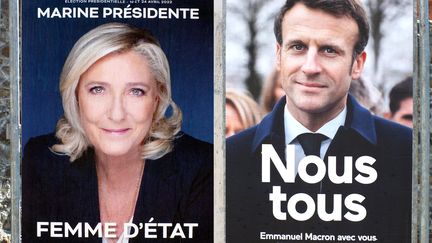 Les affiches électorales de Marine Le Pen et Emmanuel Macron, sur un panneau le 10 avril 2022. (GERARD HOUIN / MAXPPP)