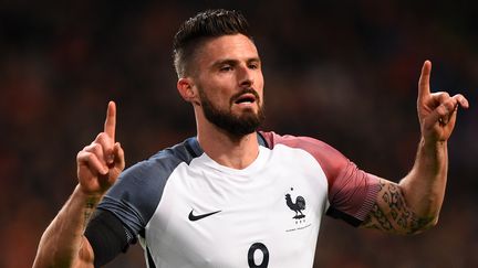 Olivier Giroud célèbre son but lors du match Pays-Bas-France à Amsterdam, le 25 mars 2016. (FRANCK FIFE / AFP)