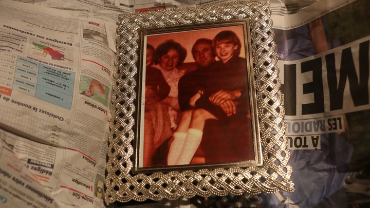 Une photo de Jen avec ses parents, emballée dans du papier journal, dans son domicile près de Dunkerque (Nord), le 10 novembre 2020.&nbsp; (VALENTINE PASQUESOONE / FRANCEINFO)