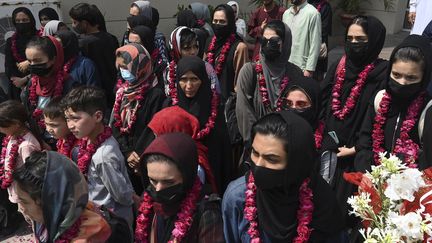 Des membres de l'équipe féminine junior de football d'Afghanistan arrivent à la Fédération pakistanaise de football, le 15 septembre 2021, à Lahore. (ARIF ALI / AFP)