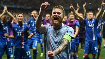 Les joueurs islandais célèbrent, en juin dernier à Nice, la victoire contre l'Angleterre avec leur public  (BERTRAND LANGLOIS / AFP)