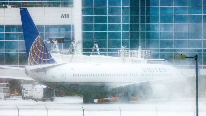 Un avion de la compagnie aérienne United Airlines à l'aéroport de Denver, au Colorado (Etats-Unis), le 22 février 2023. (MICHAEL CIAGLO / GETTY IMAGES NORTH AMERICA / AFP)