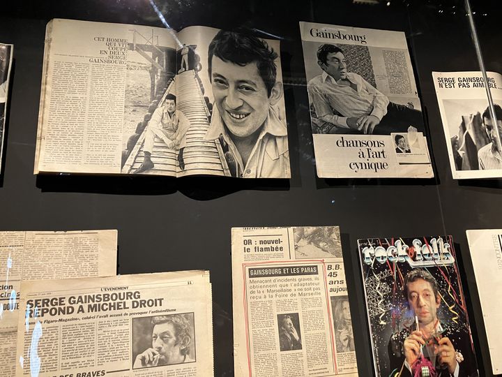 Une et articles de presse, exposition "Serge Gainsbourg, le mot exact", à la La Bibliothèque publique d’information du entre Pompidou, le 25 janvier 2023 (LAURENCE HOUOT / FRANCEINFO CULTURE)