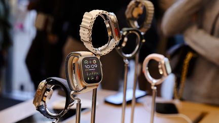 Aux États-Unis, les montres Apple sont de retour dans les magasins et en vente en ligne, en attendant une décision de justice d'ici le 15 janvier. (ADAM DAVIS / MAXPPP)