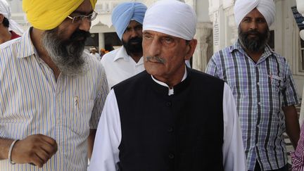 Le ministre pakistanais des chemins de fer, Ghulam Ahmed Bilour (au centre), le 19 mai 2011. (NARINDER NANU / AFP)