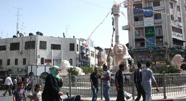 &nbsp; (la place des Lions (ou place Al Manara) dans le centre de Ramallah décorée de drapeaux palestiniens à l'occasion de l'annonce du nouveau gouvernement © Radio France / Nicolas Ropert)