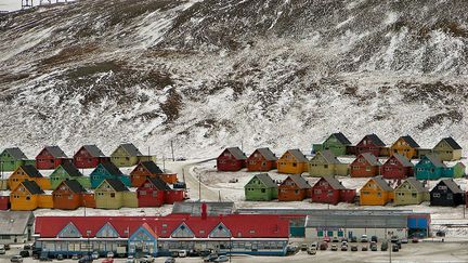 la capitale administrative du Svalbard, située à une cinquantaine de kilomètres que s’organisent aujourd’hui les visites vers Pyramiden. (CC BY-SA 3.0 (https://en.wikipedia.org/wiki/Longyearbyen#/media/File:Longyear-Town-Centre.jpg))